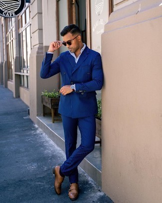 Elegante Sommer Outfits Herren 2024: Kombinieren Sie einen dunkelblauen vertikal gestreiften Anzug mit einem weißen Businesshemd für eine klassischen und verfeinerte Silhouette. Braune Doppelmonks aus Leder sind eine großartige Wahl, um dieses Outfit zu vervollständigen. Ein tolles Outfit für den Sommer.