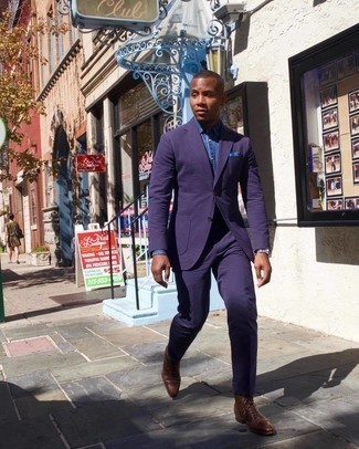Braune Lederformelle stiefel kombinieren – 77 Herren Outfits: Kombinieren Sie einen violetten Anzug mit einem dunkelblauen Chambray Businesshemd, um vor Klasse und Perfektion zu strotzen. Komplettieren Sie Ihr Outfit mit braunen Lederformellen stiefeln.