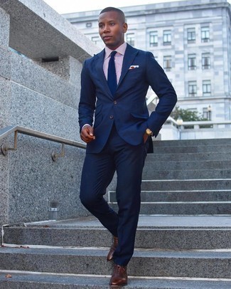 Blaue Strick Krawatte kombinieren – 248 Herren Outfits: Tragen Sie einen dunkelblauen Anzug und eine blaue Strick Krawatte, um vor Klasse und Perfektion zu strotzen. Wenn Sie nicht durch und durch formal auftreten möchten, vervollständigen Sie Ihr Outfit mit dunkelbraunen Lederformellen stiefeln.