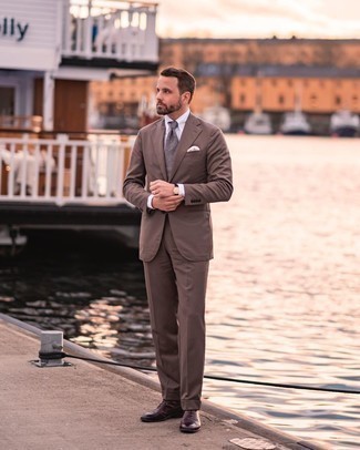 30 Jährige: Dunkelbraune Uhr kombinieren – 500+ Herren Outfits: Vereinigen Sie einen braunen Anzug mit einer dunkelbraunen Uhr für ein großartiges Wochenend-Outfit. Fühlen Sie sich ideenreich? Entscheiden Sie sich für dunkelroten Lederformelle stiefel.
