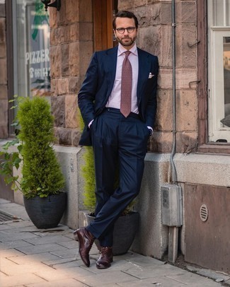 Dunkelrote Lederformelle stiefel kombinieren – 20 Herren Outfits: Tragen Sie einen dunkelblauen Anzug und ein rosa Businesshemd für eine klassischen und verfeinerte Silhouette. Ergänzen Sie Ihr Look mit dunkelroten Lederformellen stiefeln.