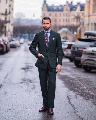 Dunkelrote Lederformelle stiefel kombinieren – 20 Herren Outfits: Tragen Sie einen dunkelgrünen Anzug und ein hellblaues Businesshemd für einen stilvollen, eleganten Look. Dunkelrote Lederformelle stiefel sind eine perfekte Wahl, um dieses Outfit zu vervollständigen.