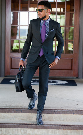 Lila Krawatte kombinieren – 412 Herren Outfits: Kombinieren Sie einen schwarzen Anzug mit einer lila Krawatte für eine klassischen und verfeinerte Silhouette. Suchen Sie nach leichtem Schuhwerk? Vervollständigen Sie Ihr Outfit mit einer schwarzen Lederfreizeitstiefeln für den Tag.