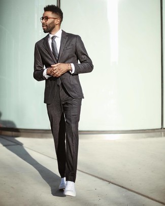 Welche Businesshemden mit braunen Anzuges zu tragen – 500+ Herren Outfits: Kombinieren Sie einen braunen Anzug mit einem Businesshemd, um vor Klasse und Perfektion zu strotzen. Fühlen Sie sich ideenreich? Ergänzen Sie Ihr Outfit mit weißen hohen Sneakers aus Segeltuch.