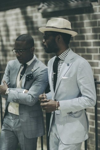 Schwarze Strick Krawatte kombinieren – 145 Herren Outfits: Erwägen Sie das Tragen von einem hellblauen Anzug und einer schwarzen Strick Krawatte, um vor Klasse und Perfektion zu strotzen.