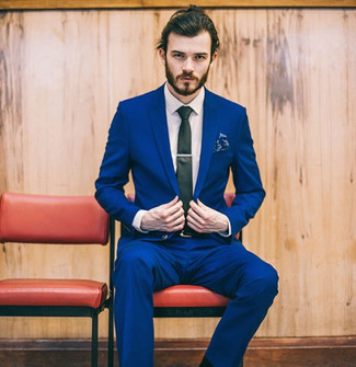 30 Jährige: Blaues Einstecktuch mit Blumenmuster kombinieren – 32 Herren Outfits: Kombinieren Sie einen blauen Anzug mit einem blauen Einstecktuch mit Blumenmuster, um einen lockeren, aber dennoch stylischen Look zu erhalten.