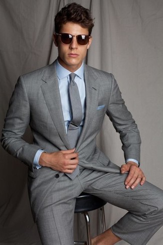 30 Jährige: Grauen Anzug kombinieren – 1200+ Herren Outfits: Kombinieren Sie einen grauen Anzug mit einem hellblauen Businesshemd für einen stilvollen, eleganten Look.