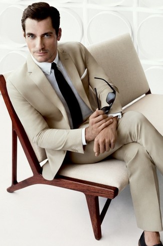 Beige Anzug kombinieren – 500+ Elegante Sommer Herren Outfits: Tragen Sie einen beige Anzug und ein weißes Businesshemd für einen stilvollen, eleganten Look. So ist der Look total sommertauglich.