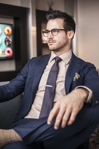 Beige Businesshemd kombinieren – 173 Herren Outfits: Paaren Sie ein beige Businesshemd mit einem dunkelblauen Anzug für einen stilvollen, eleganten Look.
