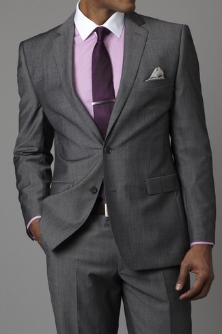 30 Jährige: Dunkellila Krawatte kombinieren – 282 Elegante Herren Outfits: Etwas Einfaches wie die Wahl von einem grauen Anzug und einer dunkellila Krawatte kann Sie von der Menge abheben.