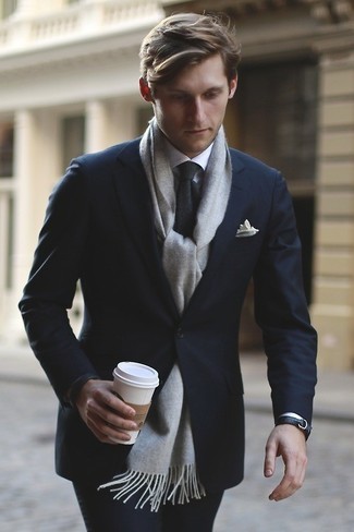 30 Jährige: Dunkelgrauen Schal kombinieren – 103 Elegante Herren Outfits: Kombinieren Sie einen schwarzen Anzug mit einem dunkelgrauen Schal für ein bequemes Outfit, das außerdem gut zusammen passt.