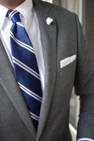 30 Jährige: Dunkelblaue und weiße vertikal gestreifte Krawatte kombinieren – 68 Herren Outfits warm Wetter: Kombinieren Sie einen grauen Anzug mit einer dunkelblauen und weißen vertikal gestreiften Krawatte für eine klassischen und verfeinerte Silhouette.