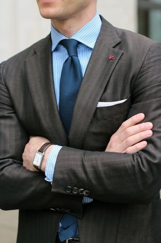 Dunkelgrauen Anzug kombinieren – 500+ Herren Outfits: Kombinieren Sie einen dunkelgrauen Anzug mit einem hellblauen vertikal gestreiften Businesshemd, um vor Klasse und Perfektion zu strotzen.