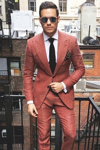 30 Jährige: Schwarze und weiße Strick Krawatte kombinieren – 40 Elegante Sommer Herren Outfits: Erwägen Sie das Tragen von einem roten Anzug und einer schwarzen und weißen Strick Krawatte, um vor Klasse und Perfektion zu strotzen. Mit diesem Outfit sind Sie im Sommer immer gut angezogen.