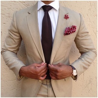 Rotes und weißes gepunktetes Einstecktuch kombinieren – 44 Elegante Herren Outfits: Paaren Sie einen hellbeige Anzug mit einem roten und weißen gepunkteten Einstecktuch für ein bequemes Outfit, das außerdem gut zusammen passt.