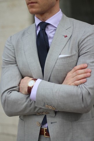 Wie grauen Anzug mit braunen Ledergürtels zu kombinieren – 70 Herren Outfits warm Wetter: Paaren Sie einen grauen Anzug mit einem braunen Ledergürtel für ein sonntägliches Mittagessen mit Freunden.