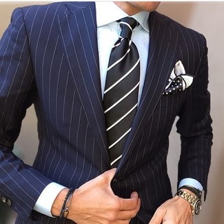 Schwarze und weiße vertikal gestreifte Krawatte kombinieren – 17 Elegante Sommer Herren Outfits: Kombinieren Sie einen dunkelblauen vertikal gestreiften Anzug mit einer schwarzen und weißen vertikal gestreiften Krawatte für einen stilvollen, eleganten Look. Dieses Outfit ist wunderbar für den Sommer geeignet.