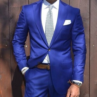 Graue bedruckte Krawatte kombinieren – 61 Herren Outfits: Kombinieren Sie einen blauen Anzug mit einer grauen bedruckten Krawatte für eine klassischen und verfeinerte Silhouette.