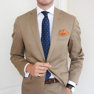 Dunkelblaue und weiße gepunktete Krawatte kombinieren – 310 Sommer Herren Outfits: Tragen Sie einen beige Anzug und eine dunkelblaue und weiße gepunktete Krawatte für einen stilvollen, eleganten Look. So einfach kann ein schöner Sommer-Look sein.