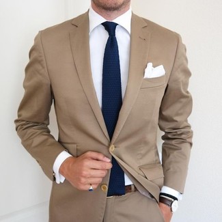 30 Jährige: Strick Krawatte kombinieren – 500+ Herren Outfits: Entscheiden Sie sich für einen klassischen Stil in einem beige Anzug und einer Strick Krawatte.