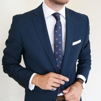 Dunkelblaue und weiße bedruckte Krawatte kombinieren – 439 Herren Outfits warm Wetter: Erwägen Sie das Tragen von einem dunkelblauen Anzug und einer dunkelblauen und weißen bedruckten Krawatte für eine klassischen und verfeinerte Silhouette.