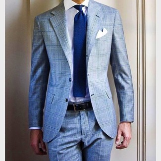 Blaue Strick Krawatte kombinieren – 248 Herren Outfits: Kombinieren Sie einen hellblauen Anzug mit Schottenmuster mit einer blauen Strick Krawatte für eine klassischen und verfeinerte Silhouette.