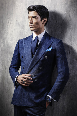 Dunkelblaues Armband kombinieren – 23 Elegante Sommer Herren Outfits: Die Vielseitigkeit von einem dunkelblauen Anzug und einem dunkelblauen Armband machen sie zu einer lohnenswerten Investition. Ein cooles Sommer-Outfit.