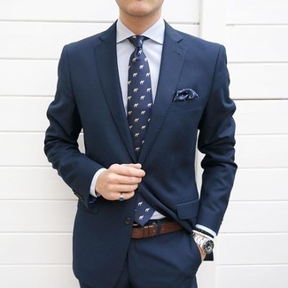 Blaues gepunktetes Einstecktuch kombinieren – 234 Herren Outfits warm Wetter: Kombinieren Sie einen dunkelblauen Anzug mit einem blauen gepunkteten Einstecktuch für ein großartiges Wochenend-Outfit.