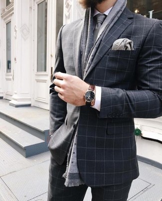 Graues Einstecktuch mit Karomuster kombinieren – 7 Herren Outfits: Kombinieren Sie einen dunkelgrauen Anzug mit Karomuster mit einem grauen Einstecktuch mit Karomuster für einen bequemen Alltags-Look.