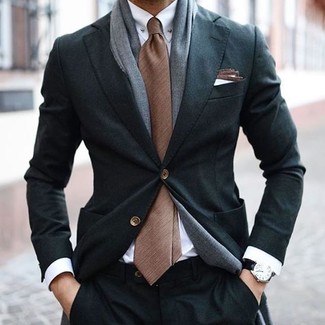 30 Jährige: Schal kombinieren – 193 Elegante Frühling Herren Outfits: Tragen Sie einen schwarzen Anzug und einen Schal, um mühelos alles zu meistern, was auch immer der Tag bringen mag. Dieses Outfit ist perfekt für die Übergangszeit geeignet.