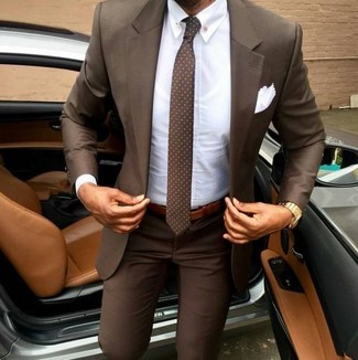 Dunkelbraune gepunktete Krawatte kombinieren – 113 Sommer Herren Outfits: Machen Sie sich mit einem braunen Anzug und einer dunkelbraunen gepunkteten Krawatte einen verfeinerten, eleganten Stil zu Nutze. So einfach kann ein trendiger Sommer-Look sein.