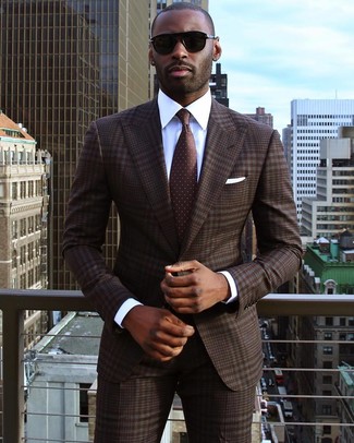 Dunkelbraune gepunktete Krawatte kombinieren – 155 Elegante Herren Outfits: Kombinieren Sie einen dunkelbraunen Anzug mit Schottenmuster mit einer dunkelbraunen gepunkteten Krawatte, um vor Klasse und Perfektion zu strotzen.