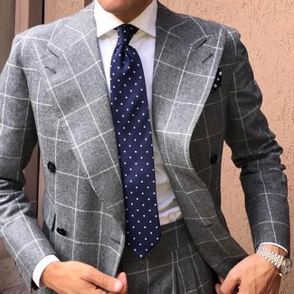 Dunkelblaue gepunktete Krawatte kombinieren – 365 Elegante Herren Outfits: Kombinieren Sie einen grauen Anzug mit Karomuster mit einer dunkelblauen gepunkteten Krawatte, um vor Klasse und Perfektion zu strotzen.