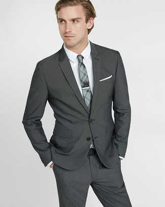 grauer Anzug, weißes Businesshemd, graue Krawatte mit Schottenmuster, weißes Einstecktuch für Herren