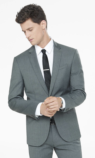 20 Jährige: Weißes und dunkelblaues Businesshemd kombinieren – 474 Elegante Herren Outfits: Kombinieren Sie ein weißes und dunkelblaues Businesshemd mit einem grauen Anzug für einen stilvollen, eleganten Look.