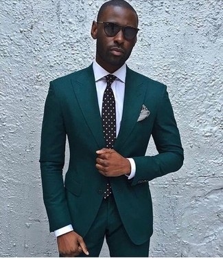 30 Jährige: Dunkelgrünen Anzug kombinieren – 275 Herren Outfits: Erwägen Sie das Tragen von einem dunkelgrünen Anzug und einem weißen Businesshemd, um vor Klasse und Perfektion zu strotzen.