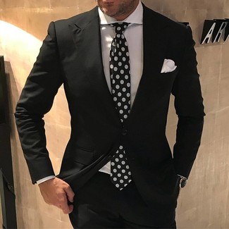 Schwarze und weiße gepunktete Krawatte kombinieren – 130 Herren Outfits: Erwägen Sie das Tragen von einem schwarzen Anzug und einer schwarzen und weißen gepunkteten Krawatte, um vor Klasse und Perfektion zu strotzen.