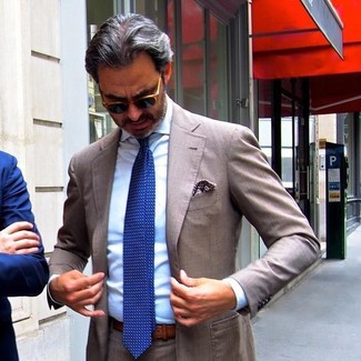 Braunen Anzug kombinieren – 500+ Herren Outfits warm Wetter: Entscheiden Sie sich für einen braunen Anzug und ein hellblaues Businesshemd für eine klassischen und verfeinerte Silhouette.