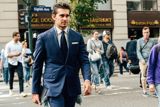 30 Jährige: Weißes und blaues Einstecktuch kombinieren – 500+ Frühling Herren Outfits: Tragen Sie einen dunkelblauen Anzug und ein weißes und blaues Einstecktuch, um mühelos alles zu meistern, was auch immer der Tag bringen mag. Einfach perfekt für den Frühling.