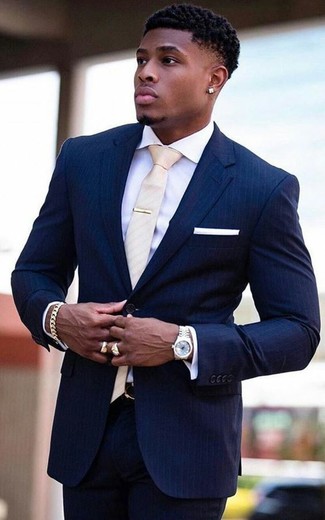 Hellbeige Krawatte kombinieren – 342 Herren Outfits warm Wetter: Machen Sie sich mit einem dunkelblauen vertikal gestreiften Anzug und einer hellbeige Krawatte einen verfeinerten, eleganten Stil zu Nutze.