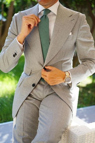 grauer Anzug, weißes Businesshemd, dunkelgrüne gepunktete Krawatte, weißes Einstecktuch für Herren