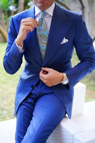 Türkise Krawatte mit Paisley-Muster kombinieren – 11 Sommer Herren Outfits: Tragen Sie einen blauen Anzug und eine türkise Krawatte mit Paisley-Muster für einen stilvollen, eleganten Look. Schon mal so einen schönen Sommer-Look gesehen?
