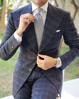 Graue gepunktete Krawatte kombinieren – 46 Herren Outfits: Machen Sie sich mit einem dunkelgrauen Anzug mit Karomuster und einer grauen gepunkteten Krawatte einen verfeinerten, eleganten Stil zu Nutze.