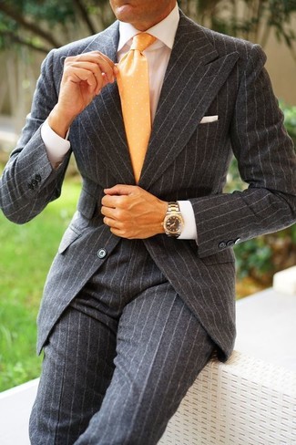 Orange Krawatte kombinieren – 345 Herren Outfits: Kombinieren Sie einen dunkelgrauen vertikal gestreiften Wollanzug mit einer orange Krawatte für einen stilvollen, eleganten Look.