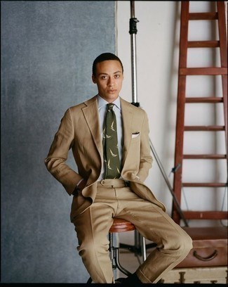 Olivgrüne bedruckte Krawatte kombinieren – 199 Herren Outfits: Paaren Sie einen beige Anzug mit einer olivgrünen bedruckten Krawatte für einen stilvollen, eleganten Look.