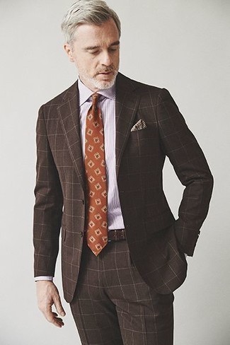 Dunkelbraune bedruckte Krawatte kombinieren – 240 Elegante Herren Outfits: Vereinigen Sie einen dunkelbraunen Anzug mit Karomuster mit einer dunkelbraunen bedruckten Krawatte für einen stilvollen, eleganten Look.