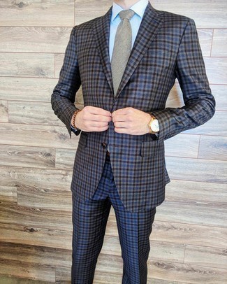 Graue Krawatte kombinieren – 371 Elegante Sommer Herren Outfits: Kombinieren Sie einen dunkelblauen Anzug mit Vichy-Muster mit einer grauen Krawatte für einen stilvollen, eleganten Look. Schon ergibt sich ein toller Sommer-Look.