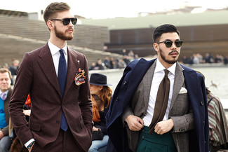 Braunen Wollanzug kombinieren – 119 Herren Outfits: Paaren Sie einen braunen Wollanzug mit einem weißen Businesshemd für eine klassischen und verfeinerte Silhouette.