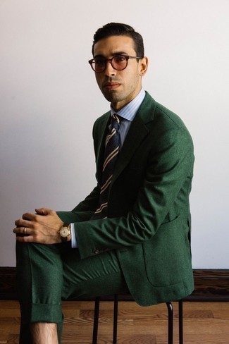 Dunkelgrünen Anzug kombinieren – 397 Herren Outfits: Tragen Sie einen dunkelgrünen Anzug und ein hellblaues vertikal gestreiftes Businesshemd, um vor Klasse und Perfektion zu strotzen.