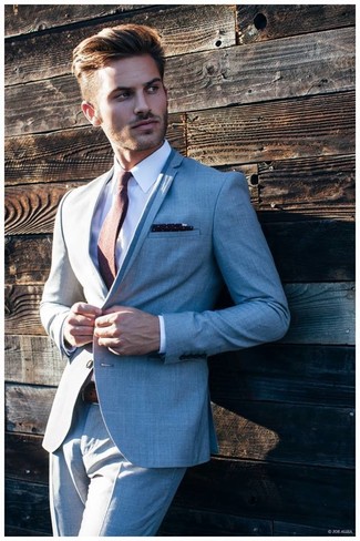 Dunkelblaues und weißes gepunktetes Einstecktuch kombinieren – 251 Herren Outfits: Kombinieren Sie einen grauen Anzug mit einem dunkelblauen und weißen gepunkteten Einstecktuch für ein sonntägliches Mittagessen mit Freunden.